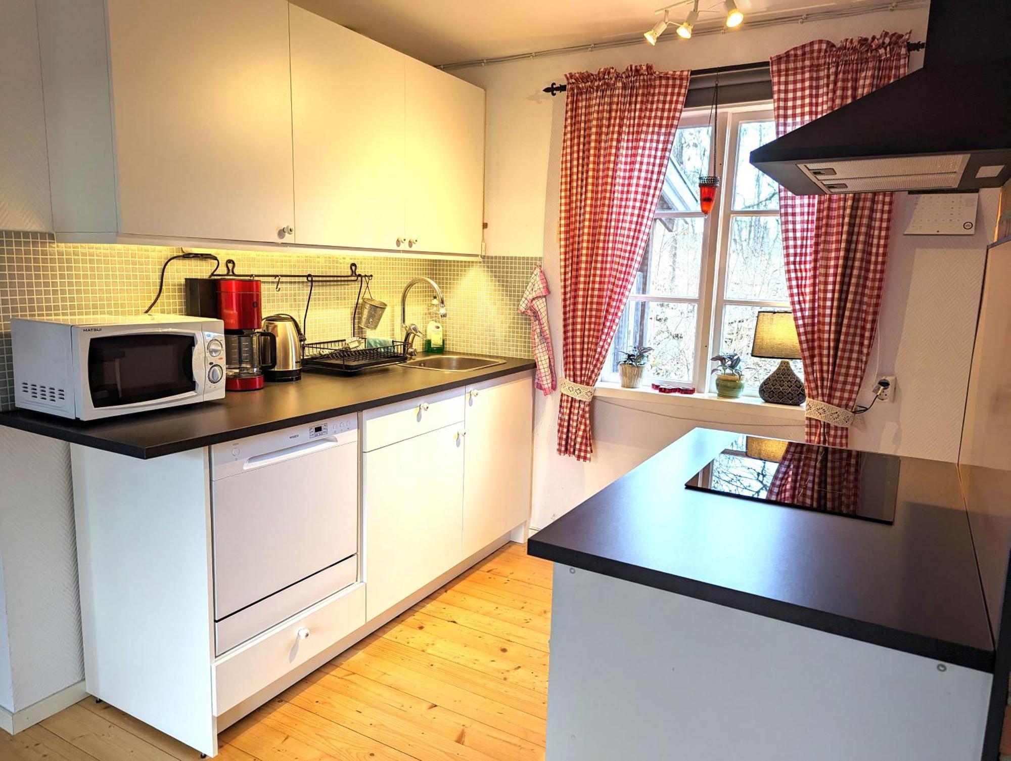 Mysig Stuga Med Oeppen Spis Och Uteplats Froseke ภายนอก รูปภาพ